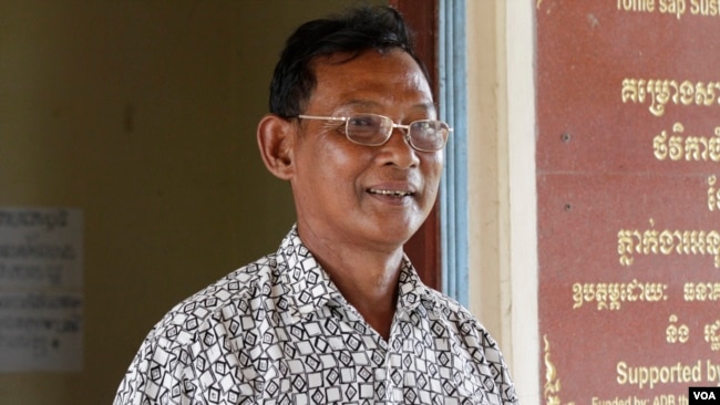 លោក សាំង ខាត់ ដែលជា​ជំទប់​ទី២មកពីគណបក្ស​ប្រជាជនកម្ពុជា ត្រូវបានជ្រើស​រើស​ឲ្យ​ធ្វើជា​មេឃុំស្តីទី ក្រោយ​បញ្ចប់​ការងារ​មេឃុំមកពីគណបក្សសម រង្ស៊ី។ (ស៊ុន ណារិន/VOA)