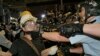 Un campement de manifestants, démantelé à Hong Kong