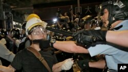 Incident entre la police et des manifestants à Hong Kong le 26 novembre (AP)