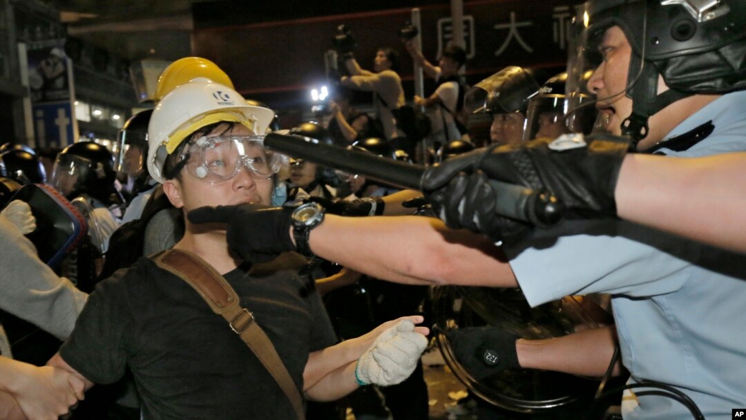 Cảnh sát xô xát với người biểu tình trong khu Mong Kok, 26/11/14