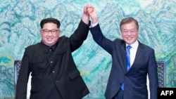 지난 4월 문재인 한국 대통령과 김정은 북한 국무위위원장이 경기도 파주 판문점에서 '판문점 선언문'에 서명, 교환한 뒤 손을 맞잡아 들어올리고 있다. 