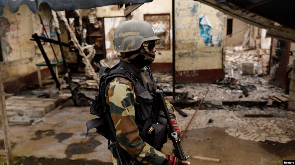 Un membre du bataillon camerounais d'élite d'intervention rapide (BIR) patrouille dans le village abandonné d'Elona près de Buea dans la région anglophone du sud-ouest du Cameroun, le 4 octobre 2018.