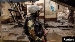 Un membre du bataillon camerounais d'élite d'intervention rapide (BIR) patrouille dans le village abandonné d'Elona près de Buea dans la région anglophone du sud-ouest du Cameroun, le 4 octobre 2018.
