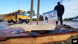 Restos de una tormenta frente a la escuela secundaria Plano West el martes 4 de marzo de 2025, en Plano, Texas. 