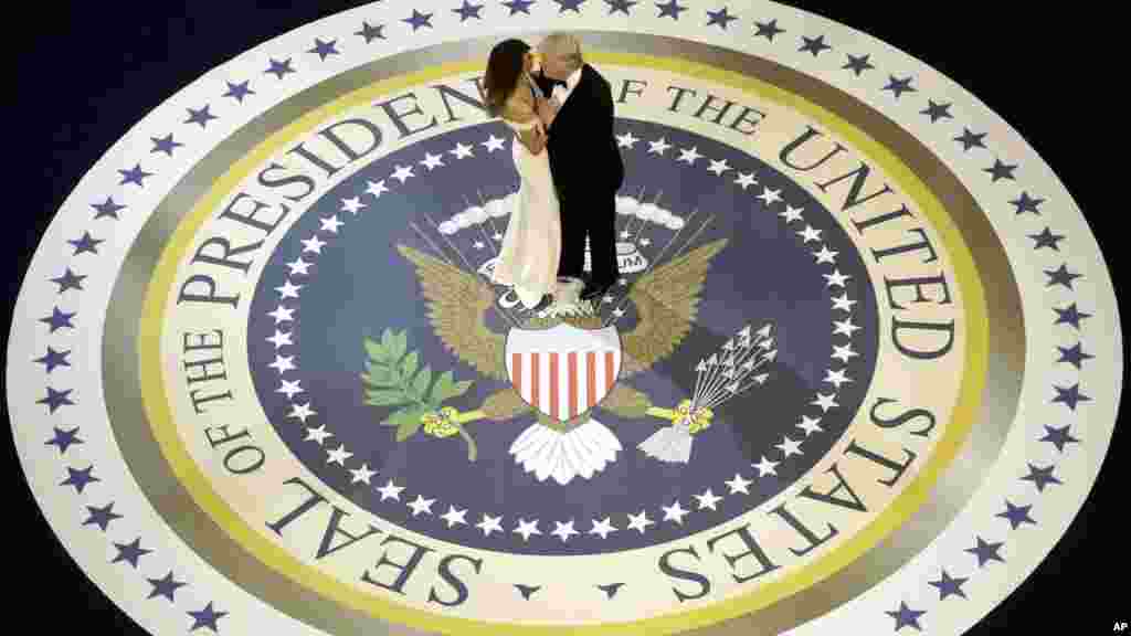 Donald Trump et Melania dansent lors de la soirée d’investiture, à Washington, le 20 janvier 2017.