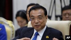 ကမ္ဘောဒီးယားနိုင်ငံမှာကျင်းပနေတဲ့ LMC - Lancang-Mekong ပူးပေါင်းဆောင်ရွက်ရေး ထိပ်သီး စည်းဝေးပွဲကို တရုတ်ဝန်ကြီးချုပ် Li Keqiang က တက်ရောက်ဆွေးနွေးနေစဉ် (ဇန်နဝါရီ ၁၀၊ ၂၀၁၈ခုနှစ်)