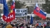 Massa berkumpul di Bratislava, Slovakia, Jumat, 21 Februari 2025, untuk memperingati tujuh tahun pembunuhan jurnalis investigasi, Jan Kuciak, dan tunangannya, Martina Kusnirova. (Foto: Vaclav Salek/CTK via AP)