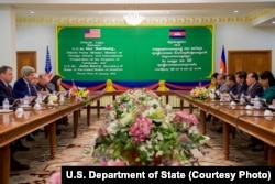 U.S. Secretary of State John Kerry addresses Cambodian Foreign Minister and Deputy Prime Minister Hor Namhong at the outset of a bilateral meeting at the Ministry of Foreign Affairs in Phnom Penh, Cambodia, Jan. 26, 2016.