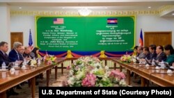 U.S. Secretary of State John Kerry addresses Cambodian Foreign Minister and Deputy Prime Minister Hor Namhong at the outset of a bilateral meeting at the Ministry of Foreign Affairs in Phnom Penh, Cambodia, Jan. 26, 2016.