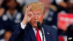 El presidente Donald Trump habla en un acto de campaña en Monroe, Louisiana, el 6 de noviembre de 2019.