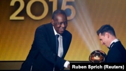 Messi reçoit pour la cinquième fois FIFA Ballon d'Or, des mains du président par intérim Issa Hayatou. Zurich, Suisse. 11 janvier 2016