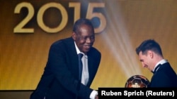 Le Camerounais Issa Hayatou, vice-président de la Fifa, félicite Lionel Messi à Zurich, le 11 janvier 2016.