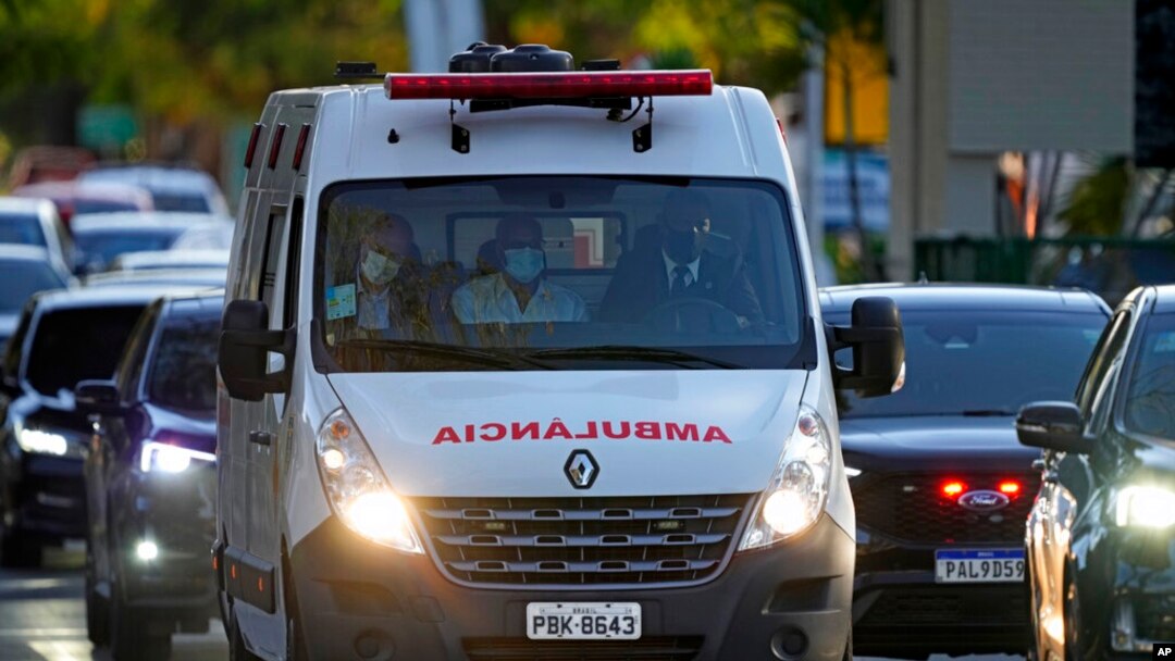 Ambulans yang membawa Presiden Brazil Jair Bolsonaro dari rumah sakit militer ke pangkalan udara untuk diterbangkan ke Sao Paulo, di Brasilia, Brazil, Kamis, 14 Juli 2021.