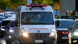 Ambulans yang membawa Presiden Brazil Jair Bolsonaro dari rumah sakit militer ke pangkalan udara untuk diterbangkan ke Sao Paulo, di Brasilia, Brazil, Kamis, 14 Juli 2021.