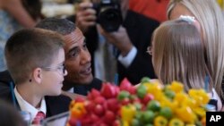 Barack Obama conversa con dos niños durante la comida “Kids State Dinner” en la Casa Blanca.