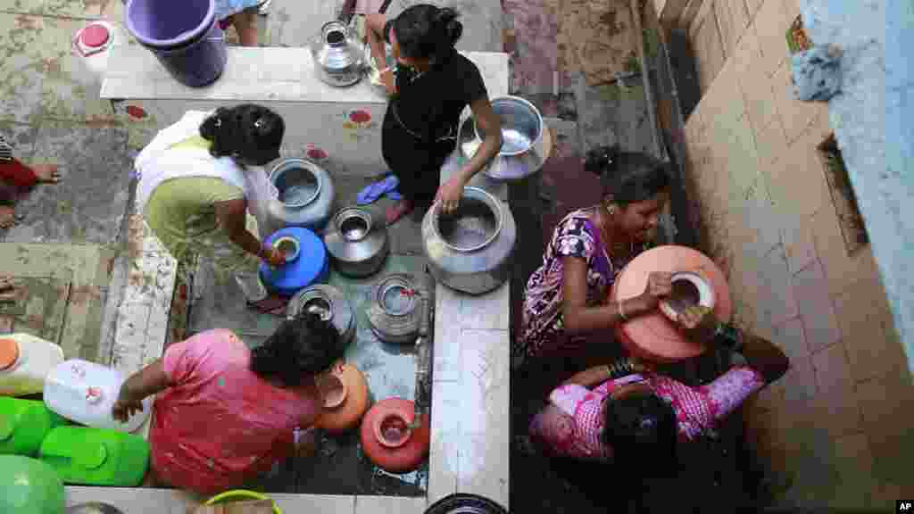 Un groupe de femmes recueillent de l&#39;eau d&#39;un robinet dans un bidonville à Mumbai, en Inde, le 22 mars 2017.