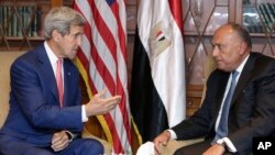 Menteri Luar Negeri AS John Kerry (kiri) dan Menteri Luar Negeri Mesir Sameh Shukri di Kairo (13/9). (AP/Amr Nabil)