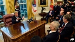 美國總統特朗普2019年2月22日在白宮橢圓形辦公室會晤中國副總理劉鶴（左中）和美國貿易代表萊特希澤（右）