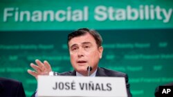 El funcionario del FMI José Viñals advierte sobre la inestabilidad financiera mundial.