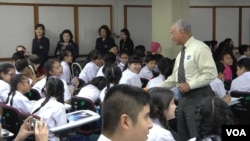NASA administrator Charles Bolden Jr. speaks to Thai students participating in the worldwide Global Learning and Observations to Benefit the Environment (GLOBE) Program in Bangkok, Aug. 28, 2015. (Zinlat Aung/VOA News)