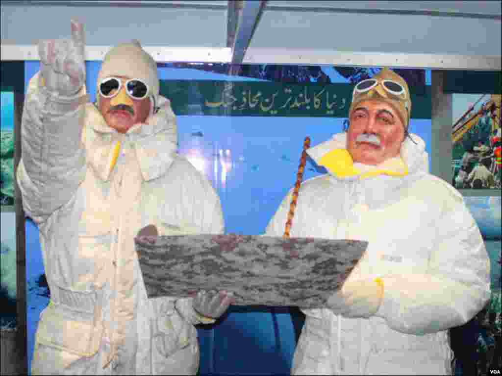 پاکستان میں دنیا کے بلند ترین محاذ جنگ سیاچن پر تعینات سپاہیوں کے مجسمے