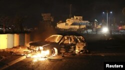 索馬里首都摩加迪沙一家酒店附近發生爆炸後，一部汽車起火。