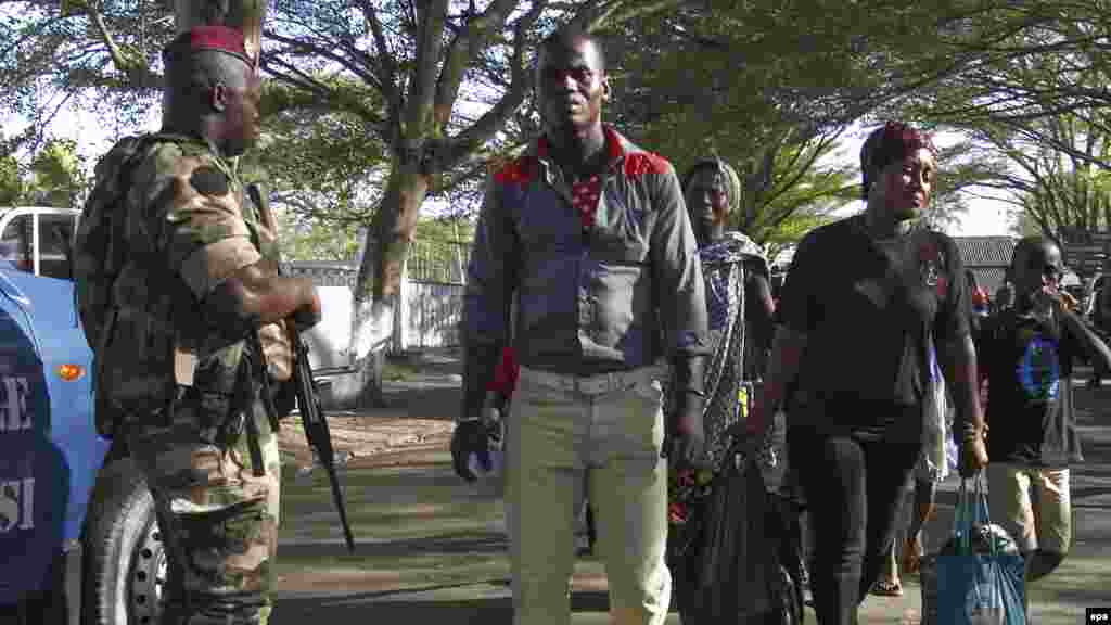Un soldat ivoirien surveille les passants qui partent de l'hôtel «Etoile du Sud» à Grand Bassam, le 13 Mars 2016. epa/LEGNAN KOULA