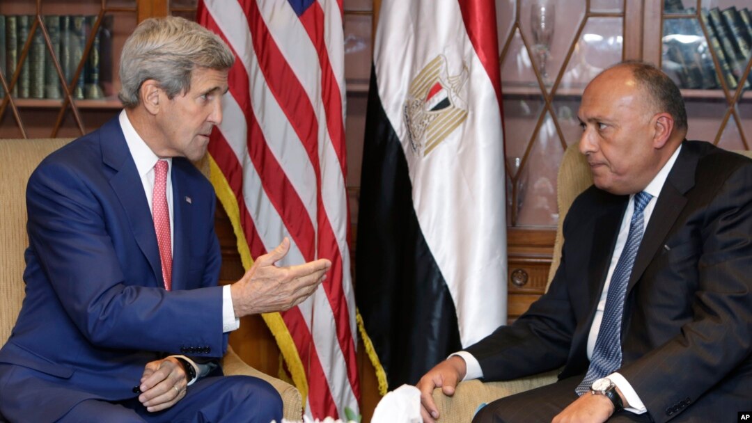 Menteri Luar Negeri AS John Kerry (kiri) dan Menteri Luar Negeri Mesir Sameh Shukri di Kairo (13/9). (AP/Amr Nabil)