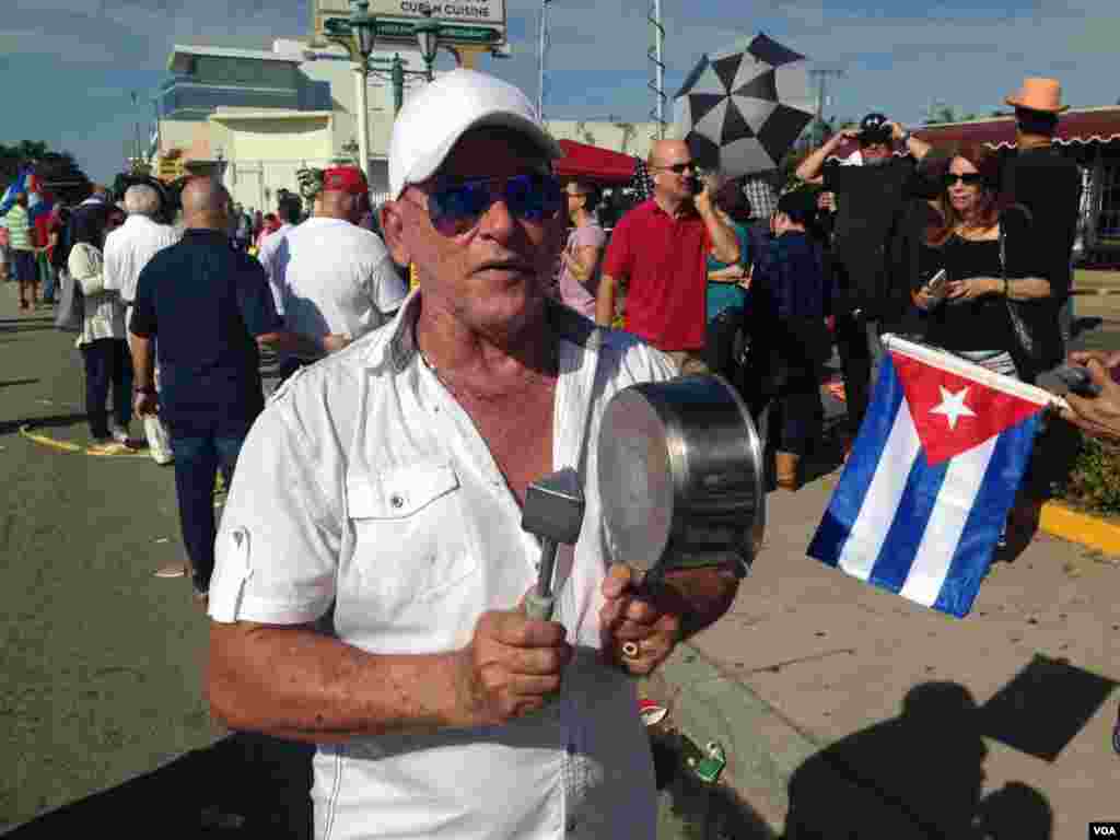 Cubanos en Miami no pueden ocultar el sentimiento de &quot;libertad&quot; tras la muerte del líder cubano, Fidel Castro. [Foto: José Pernalete, VOA].