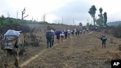 Karen villagers carrying relief supplies flee Burma soldiers in Karen State, Burma, January 8, 2010 (file photo)