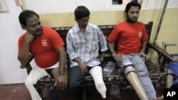 残疾人在“斋浦尔足”慈善机构看病(资料照)