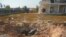 Повреждения в переднем дворе посольства США в Триполи, Ливия. 31 августа 2014.