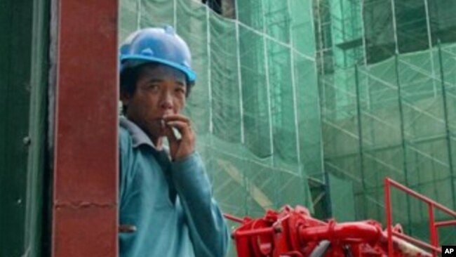 Một công nhân người nước ngoài làm chui tại một công trường xây dựng ở Kuala Lumpur, Malaysia.