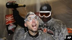 El venezolano Marco Scutaro recibe un baño de champaña mientras los Gigantes de San Francisco celebran su triunfo en la Serie Mundial de beisbol.