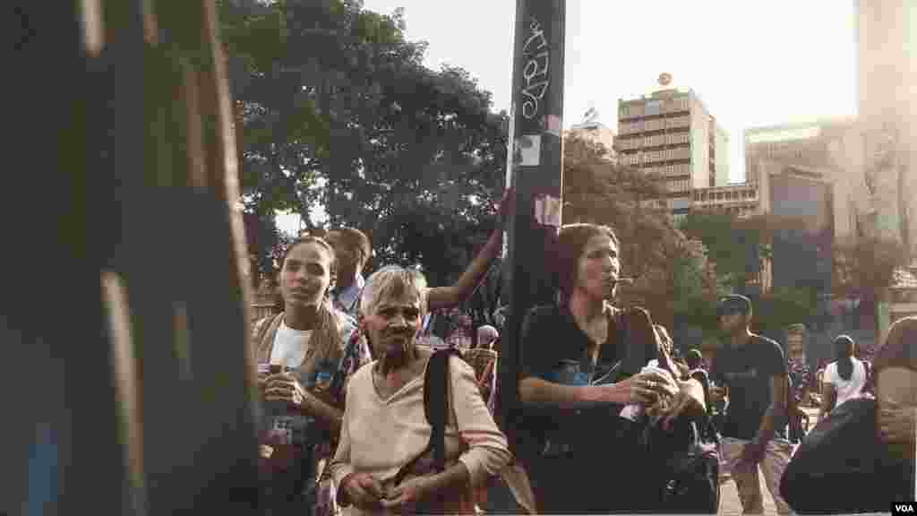 El fotógrafo Vasco Szinetar muestra en la series Los penitentes&nbsp; y Los caminantes la desesperanza de los venezolanos en las urbes del país. El deterioro social y el espacio y movimiento son captados por el artista. (Reproducción exhibición derechos de uso VOC)&nbsp;