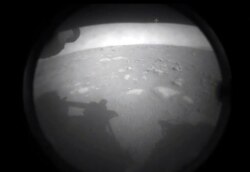 미국의 무인화성탐사선 '퍼서비어런스' 호가 18일 화성에 착륙한 후 지구로 전송한 사진. 사진=미항공우주국(NASA).