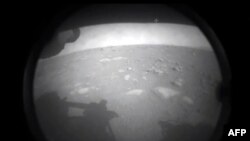 미국의 무인화성탐사선 '퍼서비어런스' 호가 18일 화성에 착륙한 후 지구로 전송한 사진. 사진=미항공우주국(NASA).