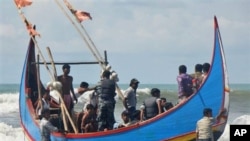 Nhiều người Rohingya dùng tàu thuyền để trốn chạy vụ xung đột và tìm việc ở Malaysia. Một số tới được Thái Lan như những người nhập cư bất hợp pháp.