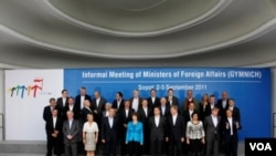 Para Menteri Luar Negeri Uni Eropa berpose sebelum pertemuan dua hari di Sopot, Polandia (2/9).