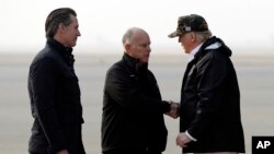 El presidente Donald Trump fue recibido en California por el gobernador Jerry Brown y el gobernador recientemente electo, Gavin Newson.