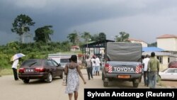 ARCHIVES - Des personnes attendent de traverser la frontière avec la Guinée équatoriale en voiture et à pied à Kye-Ossi, au Cameroun, le 23 mai 2015. 