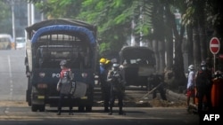 ရန်ကုန်မြို့က လမ်းမကြီးတခုမှာ လုံခြုံရေးယူနေတဲ့ ရဲတပ်ဖွဲ့ဝင်အချို့။ (မတ် ၁၉၊ ၂၀၂၁)