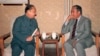 Xi Zhongxun (kiri), mantan wakil perdana menteri China dan ayah dari Wakil Presiden China Xi Jinping, berbicara dengan Gyalo Thondup, kakak Dalai Lama, di Beijing pada 1987. (Foto: Reuters)