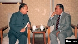 Xi Zhongxun (kiri), mantan wakil perdana menteri China dan ayah dari Wakil Presiden China Xi Jinping, berbicara dengan Gyalo Thondup, kakak Dalai Lama, di Beijing pada 1987. (Foto: Reuters)