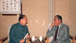 1987年，时任中国人大副委员长习仲勋（左）在北京与达赖喇嘛的兄弟贾洛·吞杜普（Gyalo Thondup）晤谈