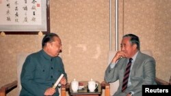 1987年，时任中国人大副委员长习仲勋（左）在北京与达赖喇嘛的兄弟贾洛·吞杜普（Gyalo Thondup）晤谈