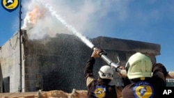 Foto yang dirilis oleh kelompok pertahanan sipil Suriah yang dikenal dengan nama kelompok Helm Putih (White Helmet) ini menunjukkan para pekerja tengah berupaya memadamkan api akibat serangan udara yang menghantam kota Maarat al-Nuaman, provinsi Idlib, Suriah, 25 Maret 2017. (Foto: dok).