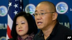 지난 2012년부터 2년간 북한에 억류됐다 풀려난 한국계 미국인 케네스 배(오른쪽) 씨가 미국으로 돌아온 다음인 지난 2014년 11월 워싱턴주 루이스-맥코드 기지에서 가족들이 지켜보는 가운데 기자회견을 하고 있다. 왼쪽은 여동생 테리 정 씨.