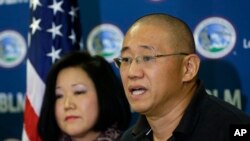 Kenneth Bae, misionaris Amerika yang ditahan di Korea Utara selama lebih dari dua tahun, memberikan keterangan kepada pers di Joint Base Lewis-McChord, Washington, 8 November 2014 (Foto: dok).