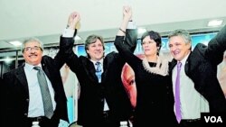 Comando electoral del ministro de Economía Amado Boudou celebrando con los directores elegidos por el gobierno.